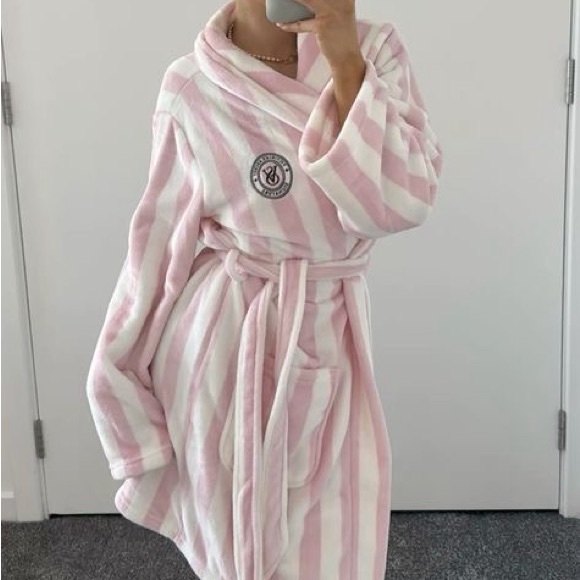 VS Robe - Picture 1 of 5